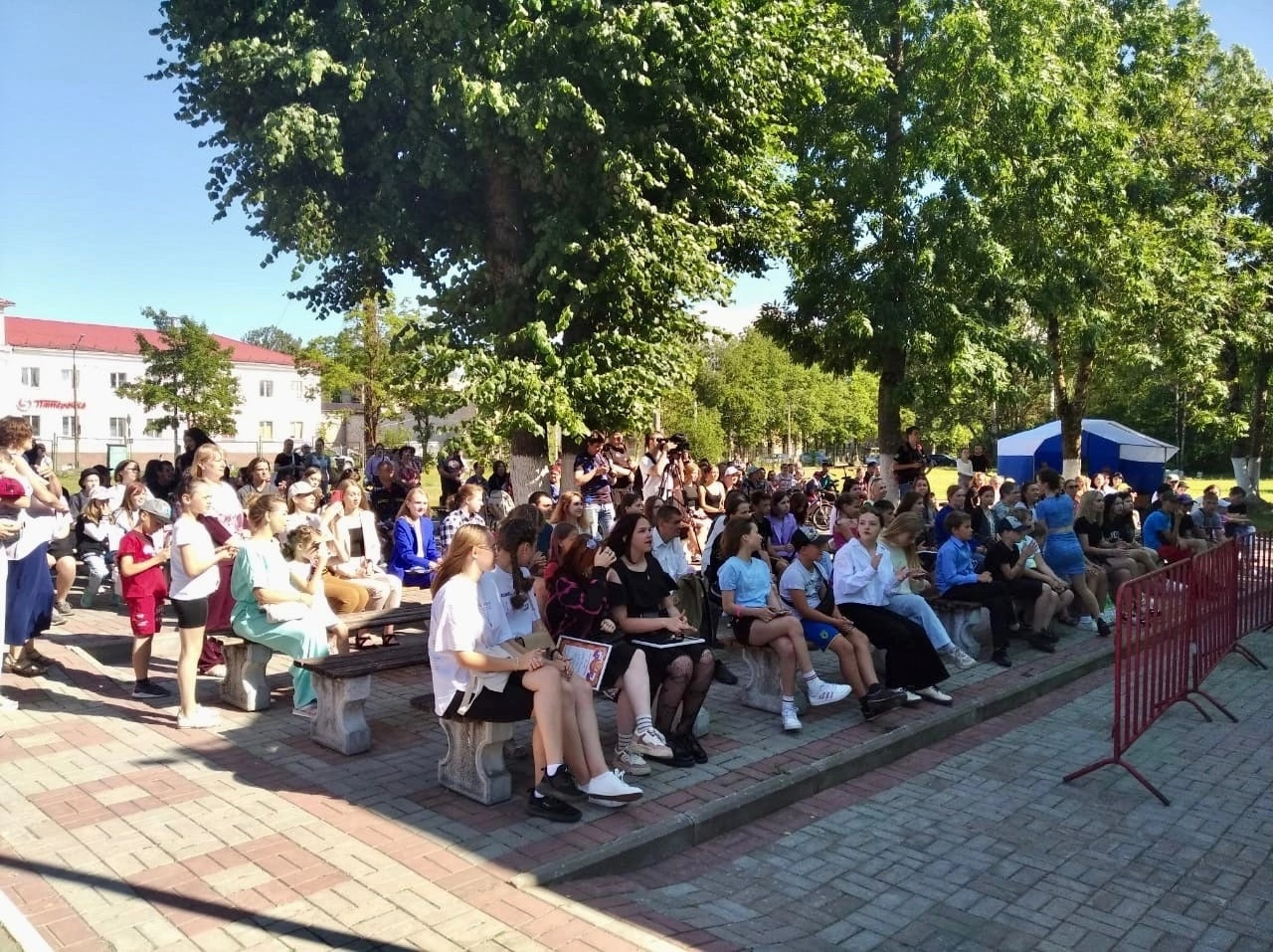 Жители Сланцев отметили День молодежи в Парке культуры и отдыха |  25.06.2023 | ЛенОбласть - БезФормата