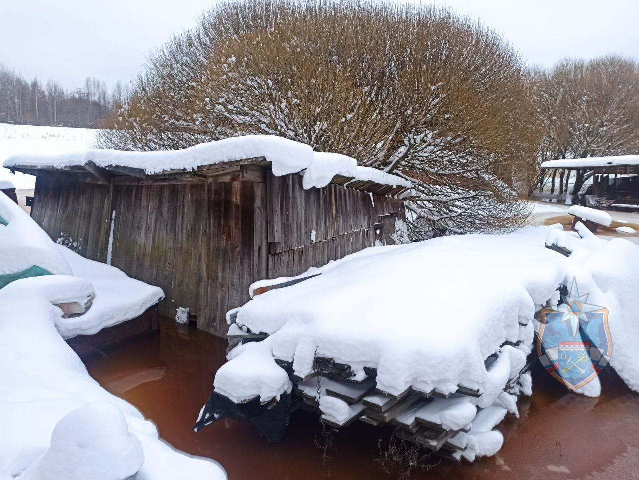 Жилой дом подтопило в Отрадном из-за повышения уровня воды в реке |  15.12.2023 | ЛенОбласть - БезФормата