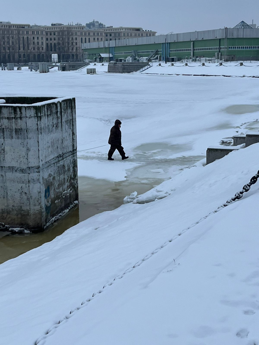 Восемь петербургских рыбаков заплатят штраф за выход на лед в акватории  Невской Губы | Online47.ru