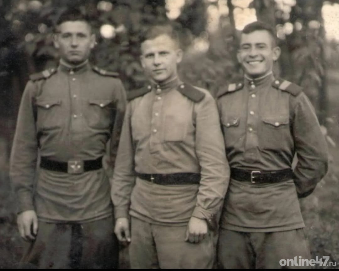 Дмитрий Ткаченко (крайний справа) с сослуживцами