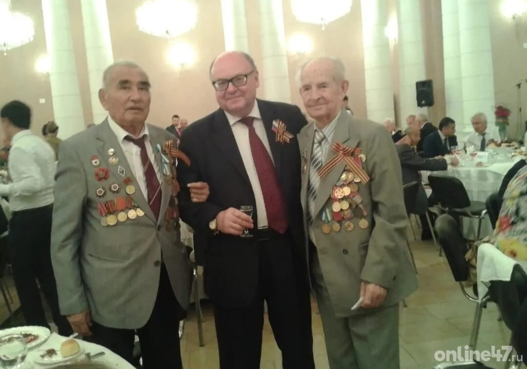 Дмитрий Ткаченко (справа) с послом России Владимиром Тюрденевым на памятном мероприятии