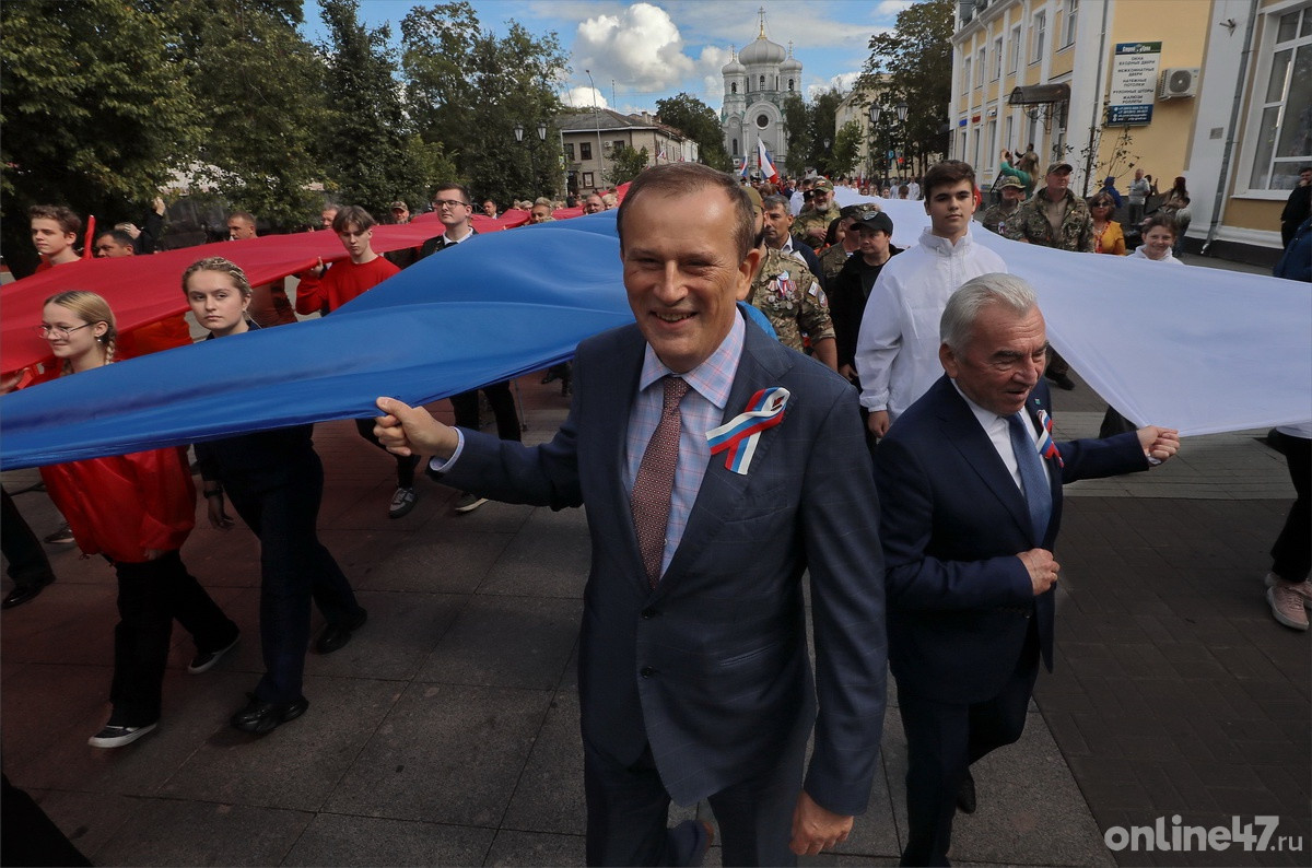 Гатчина. Праздничное шествие с 30-метровым полотнищем триколора