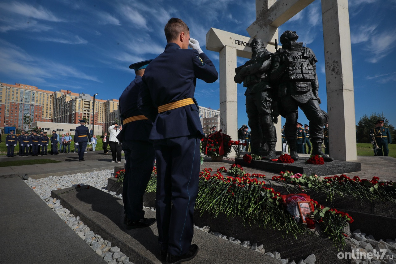 Торжественное открытие монумента, посвященного героям СВО, на аллее Славы в самом центре парка «Оккервиль» в Кудрово