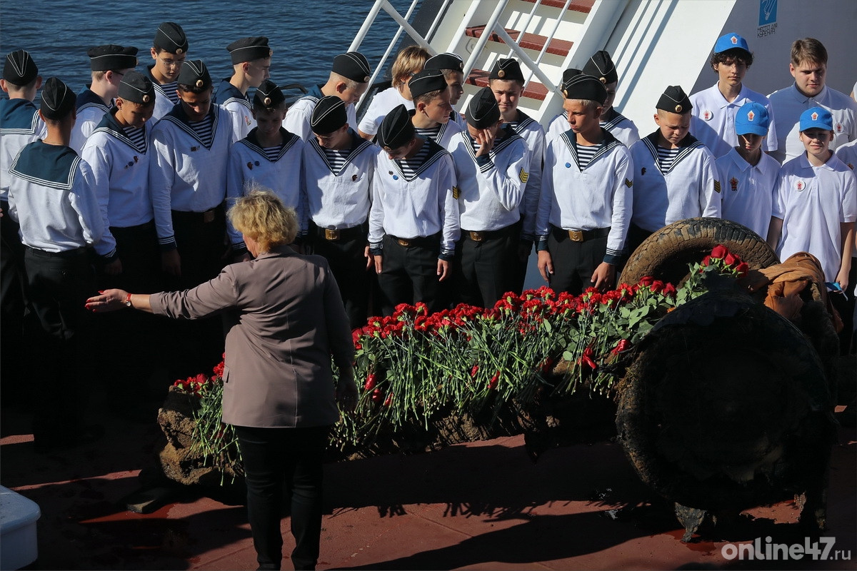 Торжественное мероприятие по подъему военного орудия – 45-мм противотанковой пушки со дна реки Невы