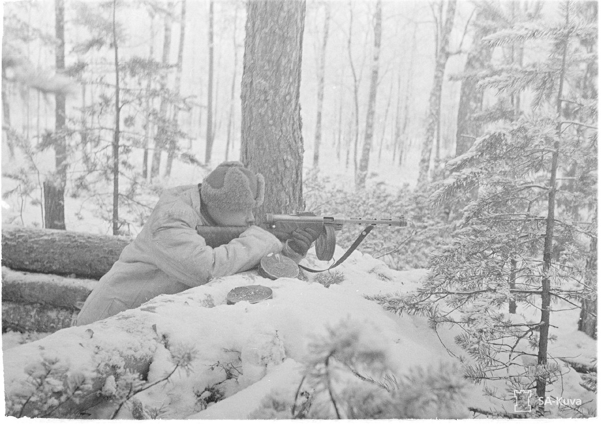 Финский солдат, вооруженный пистолетом-пулеметом Суоми. Бои в Ленинградской области, январь 1942 года
