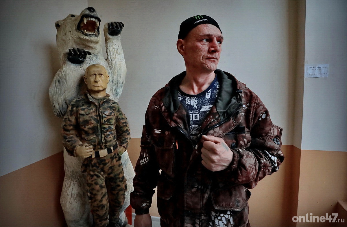 Сланцевский район, дер. Старополье. Местный скульптор Сергей Чуркин