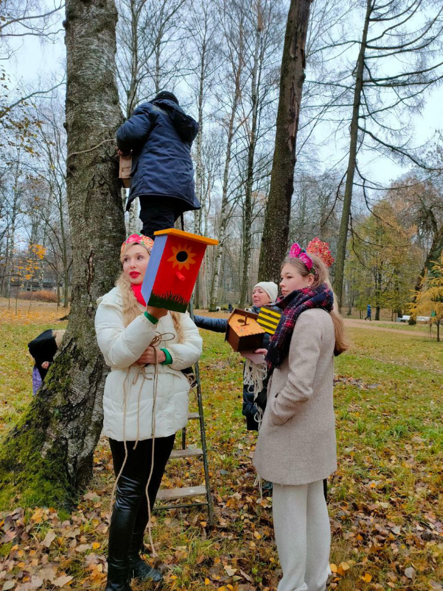 В Синичкин день в Удельном парке Петербурга появились кормушки для птиц |  12.11.2023 | ЛенОбласть - БезФормата