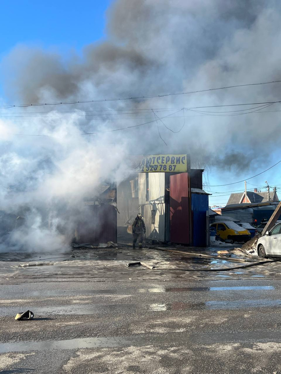 В Буграх горит здание автосервиса | 19.02.2024 | ЛенОбласть - БезФормата