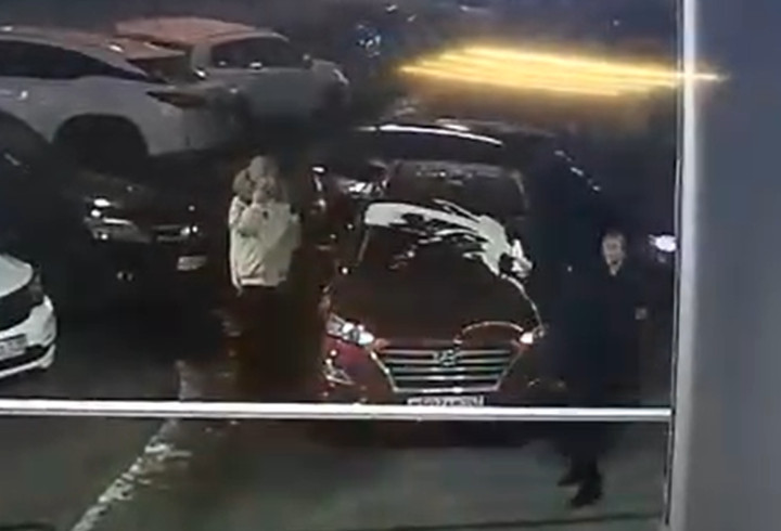 Неизвестный с кефиром напал на петербуржскую автолюбительницу