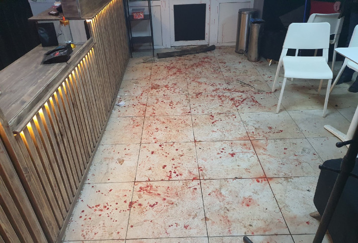 В Гатчине неадекватный мужчина разгромил кофейню и ранил одного из клиентов