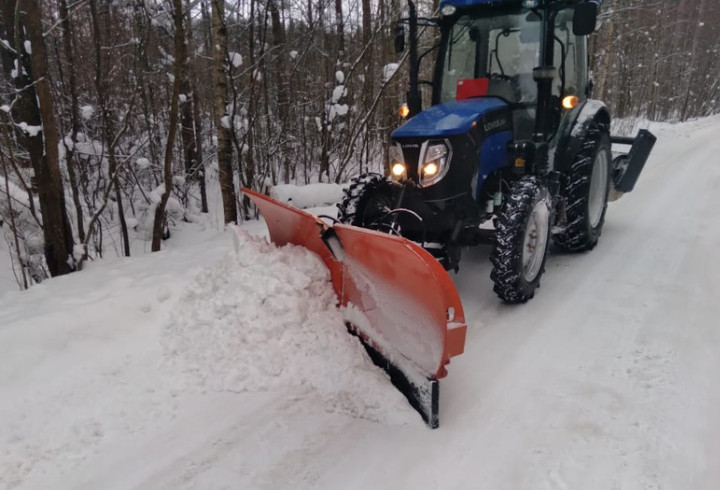 Много снега: как коммунальщики Волхов, Гатчину и другие города Ленобласти днем и ночью очищают