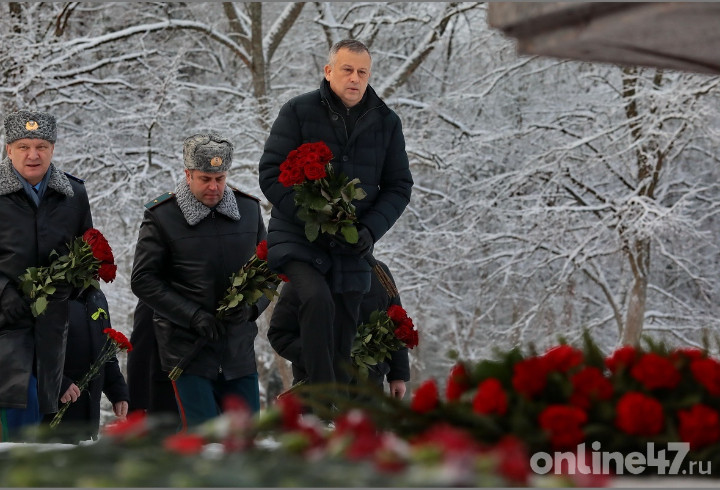 Александр Дрозденко почтил память погибших у мыса Кивиниеми возложением цветов и стихотворением Твардовского
