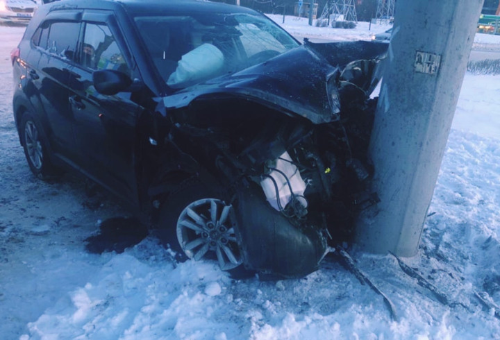 Взял покататься: в Петербурге 20-летний водитель влетел в столб на машине своей матери и попал в реанимацию