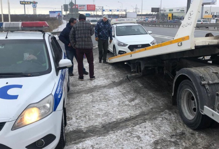 Четыре машины такси отправлены на штрафстоянку после проверок в Гатчинском и Всеволожском районах