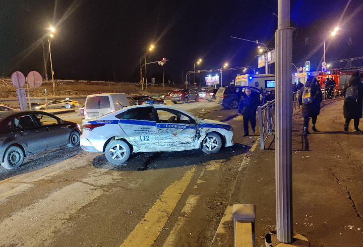 Три человека пострадали в столкновении иномарки с полицейской машиной в Петербурге