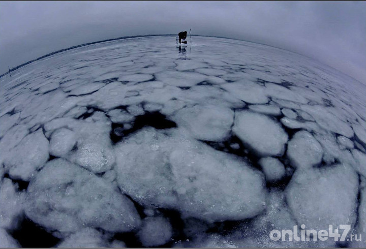 Видео: на льдине в Ленобласти дрейфуют более 55 рыбаков, 14 спасены вертолетами