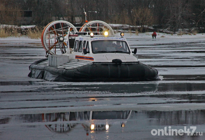 Спасатели сняли трех рыбаков с отколовшейся льдины на Ладожском озере