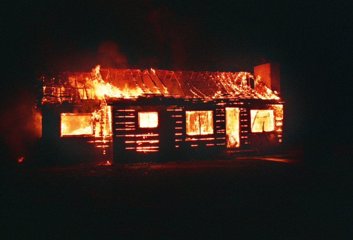 Прокуратура Гатчины взялась за пожар в жилом доме, где погиб  человек