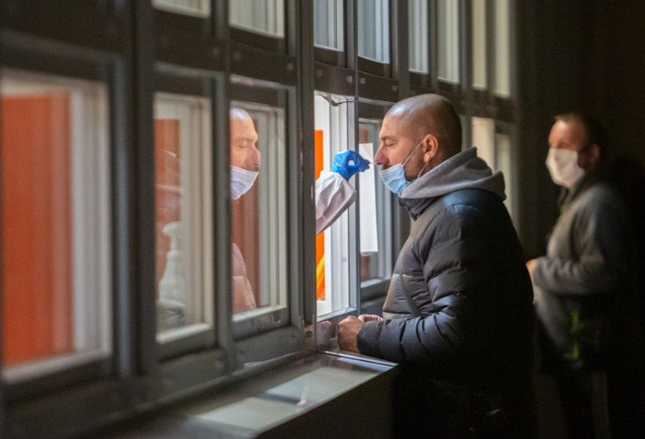 Более 18 тысяч человек сдали тест на коронавирус в Петербурге за минувшие сутки