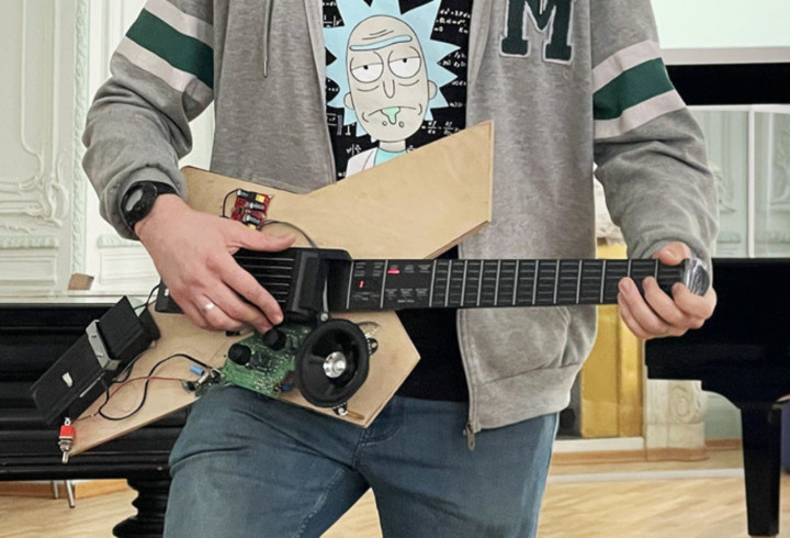 Студент из Петербурга разработал гитару для новичков и людей с инвалидностью