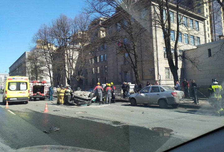 На Московском проспекте в Петербурге перевернулся каршеринг, есть пострадавшие