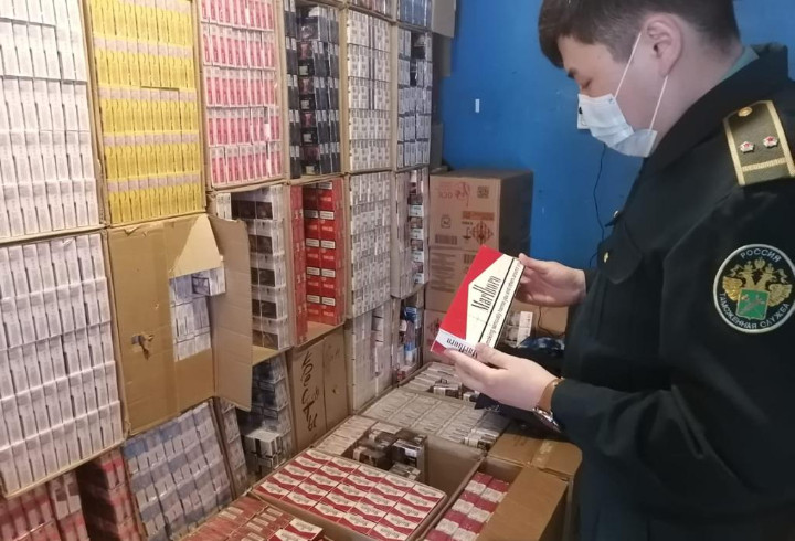 На рынке в Петербурге обнаружили более 58 тысяч пачек сигарет без маркировок
