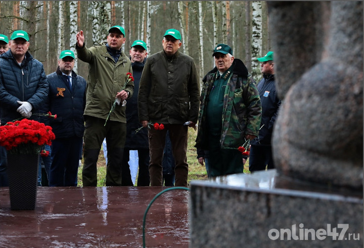 Фоторепортаж: как в холодный май нежную аллею в память о погибших ленинградских девчатах посадили