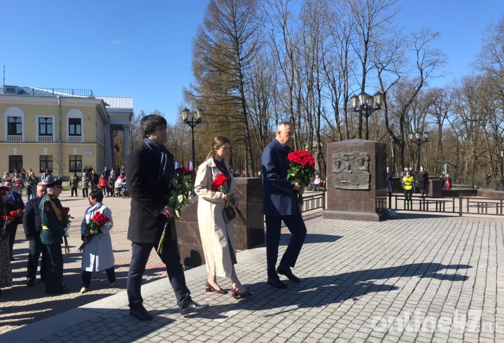 Победная Гатчина: Александр Дрозденко возложил цветы к стеле «Гатчина – город воинской славы»