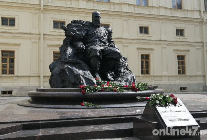 Александр Дрозденко на открытии памятника Александра III: настоящее украшение Гатчинского дворца