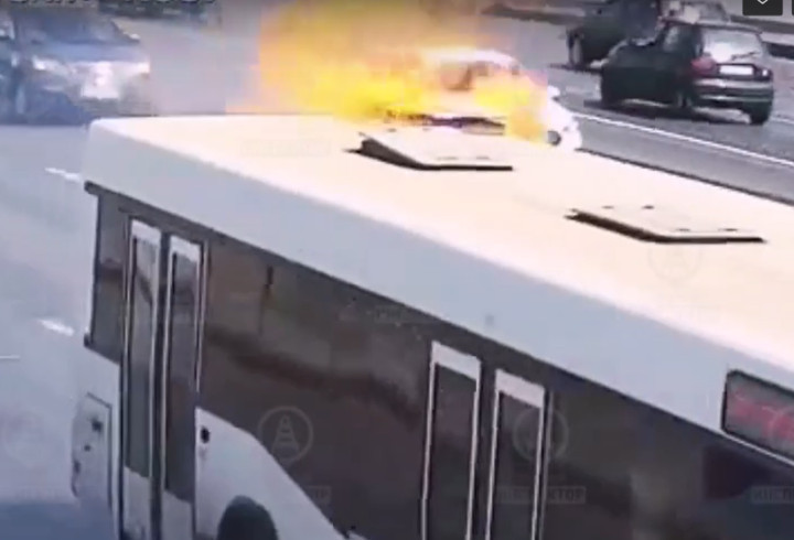 В сети появилось видео с горящим автобусом в Невском районе Петербурга