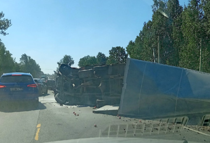 47 ньюс всеволожский. Всеволожск грузовик перевернулся. Перевернулась фура с машинами на Киевском шоссе.