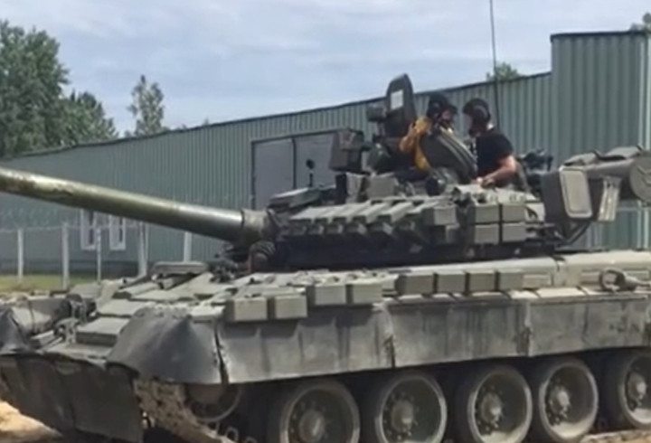 Военные прокатили на танке мальчика с редким заболеванием из Ленобласти
