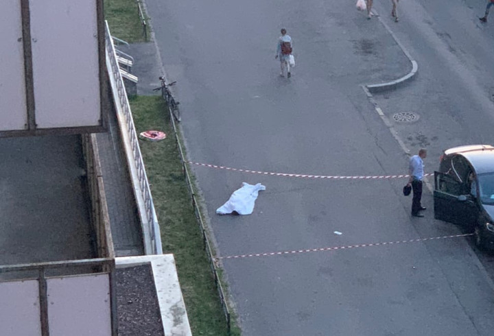 Соседи обнаружили тело у дома в Красносельском районе Петербурга