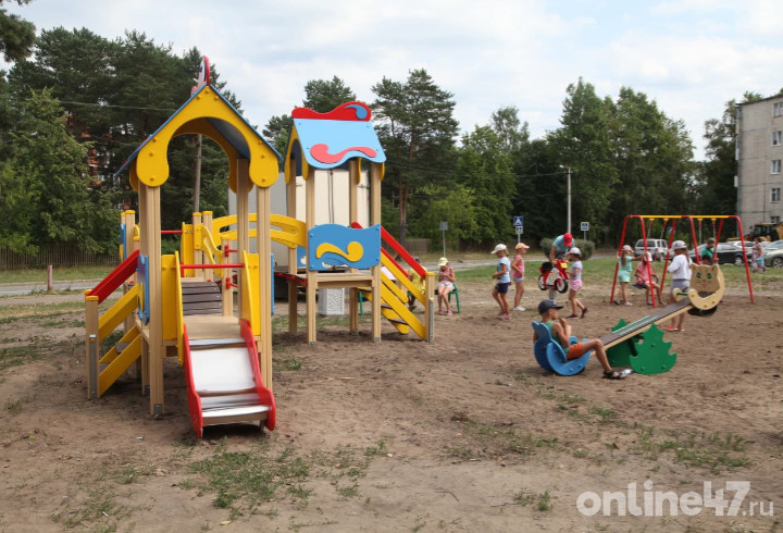 Новые горки, песочный дворик и качели: в Сясьстрое открыли детскую площадку