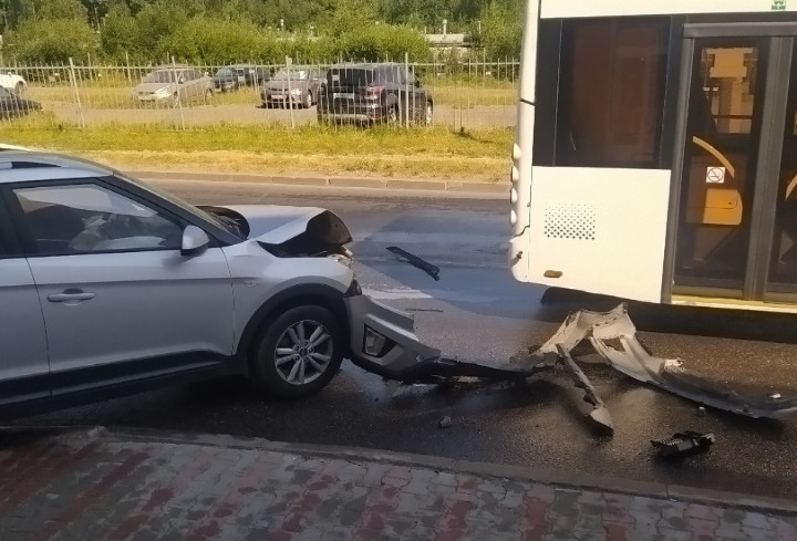 В Петербурге иномарка протаранила автобус – фото с места ДТП