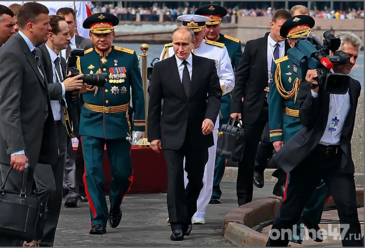 «Мы способны обнаружить любого противника и нанести ему, если потребуется, неотвратимый удар»: Владимир Путин обратился к военным морякам в День ВМФ