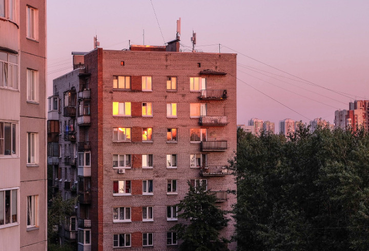 В Петербурге девушка осталась жива после падения с восьмого этажа