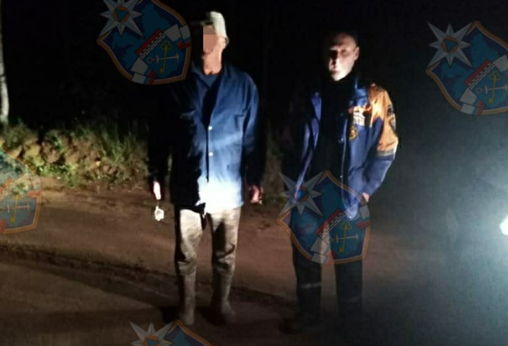 эвакуируют. мчс спасает детей. мчс спасение. форма спасателя. дети спасатели.