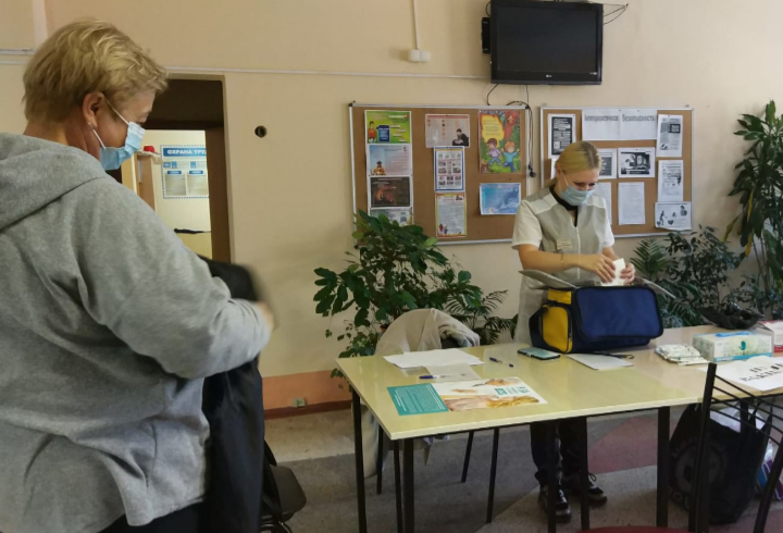 В Кингисеппском районе на избирательных участках работают пункты вакцинации от гриппа