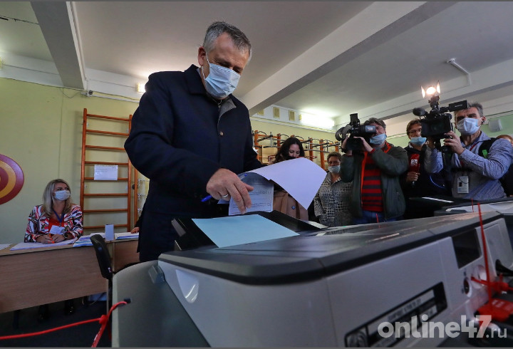 Александр Дрозденко проголосовал на избирательном участке №131 в Лупполово