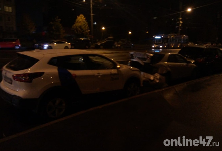 Несколько легковушек собрались в "паровозик" после ДТП с каршерингом в Невском районе