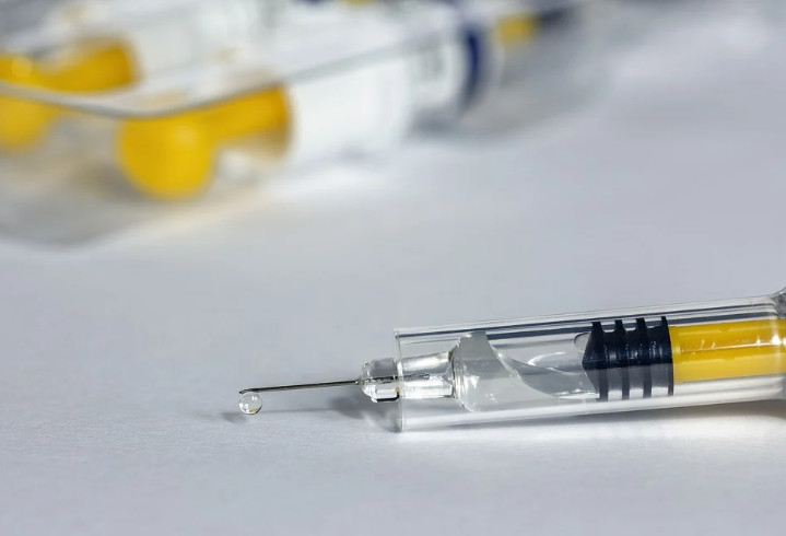В Петербург поступило более 51 тысячи доз вакцины «ЭпиВакКорона»