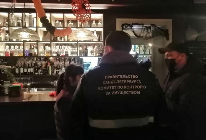 Шесть баров и ночных клубов закрыли за антиковидные нарушения в Петербурге