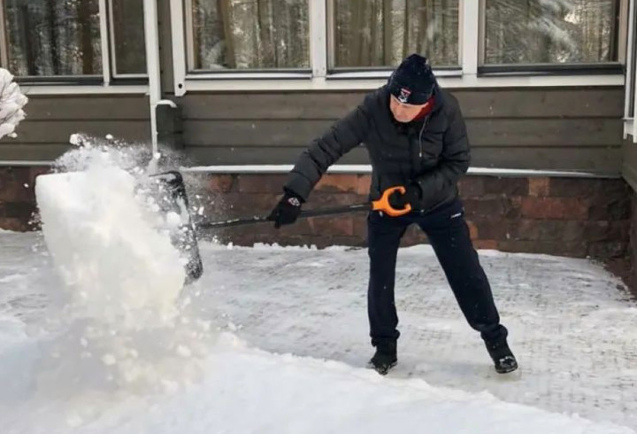 Александр Дрозденко показал мастер-класс по уборке снега