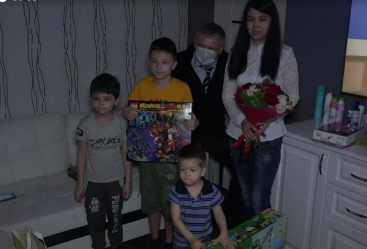 Александр Дрозденко поздравил с Новым годом многодетную семью Гороховых в Волхове