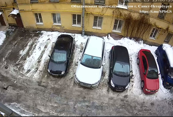 Суд Петербурга взыскал с ЖКС 400 тысяч за повредивший Audi снег