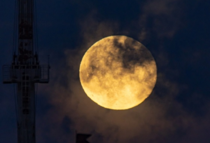 В Крещенский сочельник в небе над Петербургом заметили полную луну