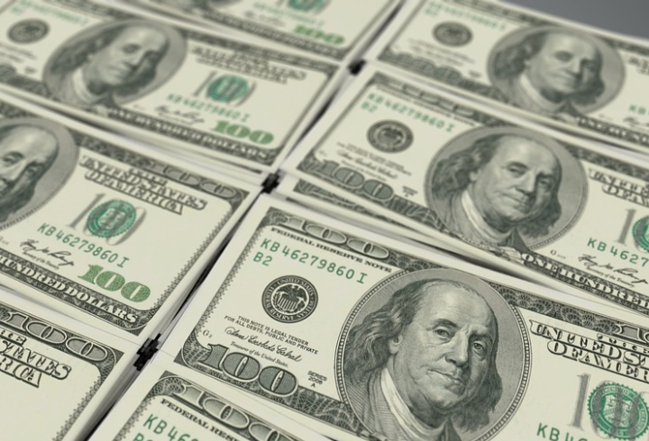 Финансист Переславский: рискованно хранить дома банкноты номиналом 100 долларов и 500 евро