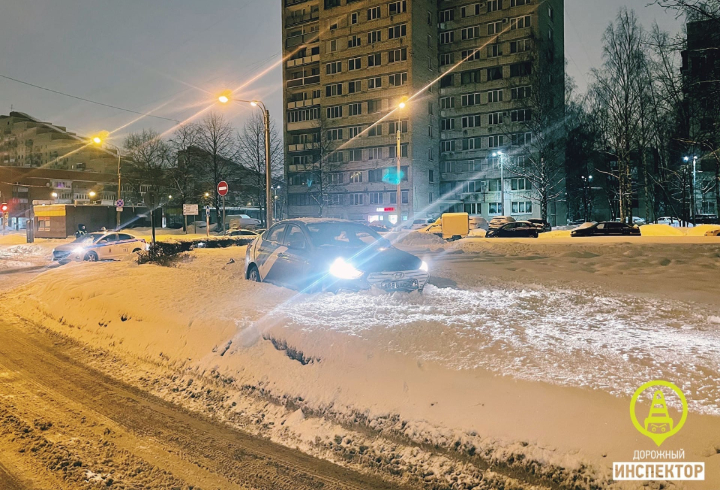 В Петербурге пьяный водитель каршеринга застрял в сугробах, уходя от полицейской погони