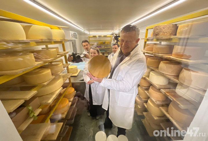 Александр Дрозденко узнал все секреты сыроварения на производстве в Волосовском районе